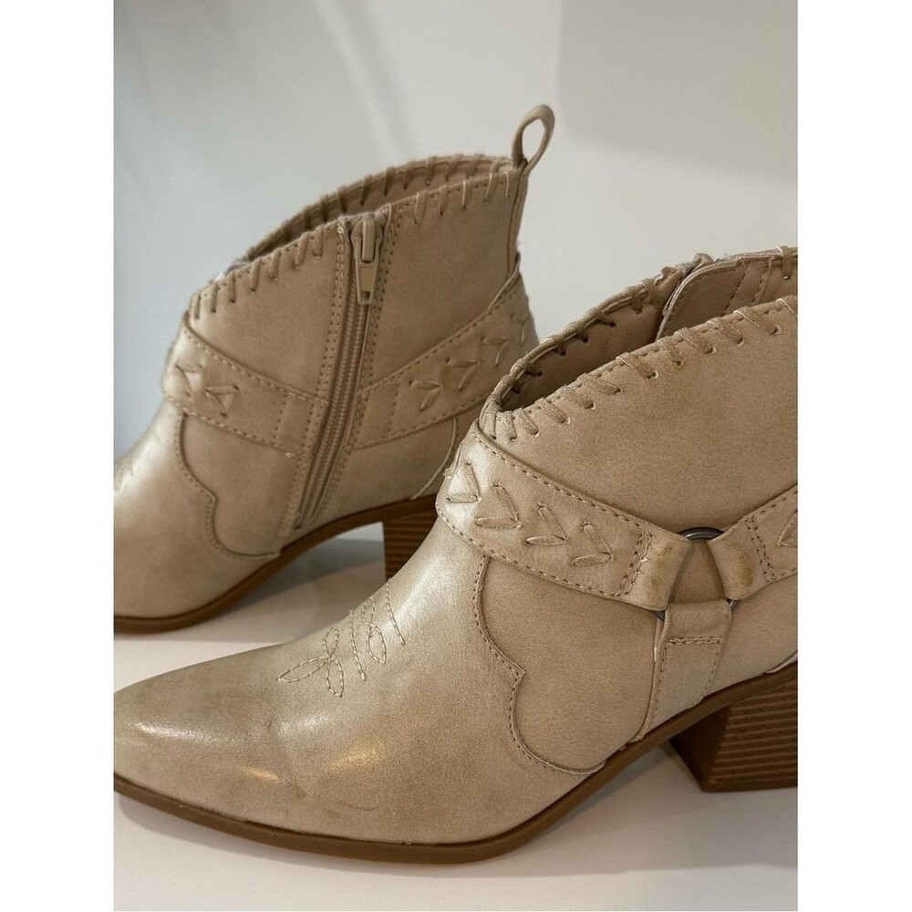 Frye and Co. Beige Western Ankle Boots Size 7.5 PRISTINE COND